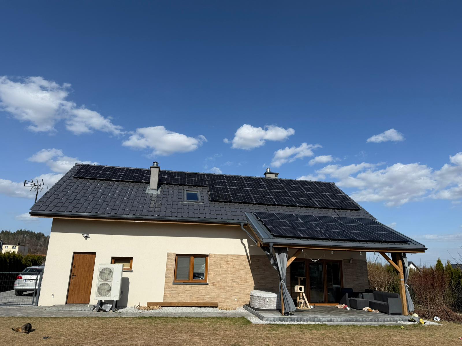 Instalacja paneli fotowoltaicznych na dachu domu jednorodzinnego — montaż systemu PV przez ekipę Voltaris